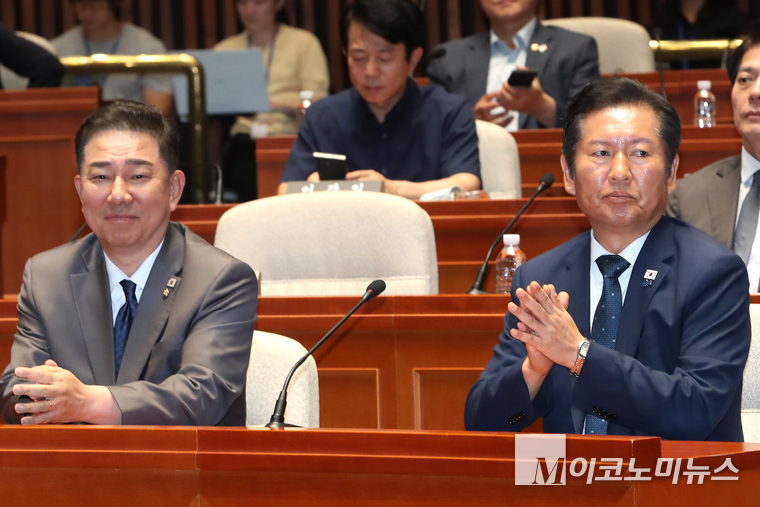 정청래 더불어민주당 대표(오른쪽)와 김병기 원내대표가 27일 국회 본관에서 열린 의원총회에 참석해 있다. 사진=최동환 기자