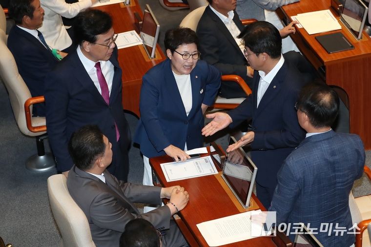 국민의힘 송언석 원내대표를 비롯한 의원들이 김병기 민주당 원내대표를 찾아 이야기하고 있다. 사진=최동환 기자