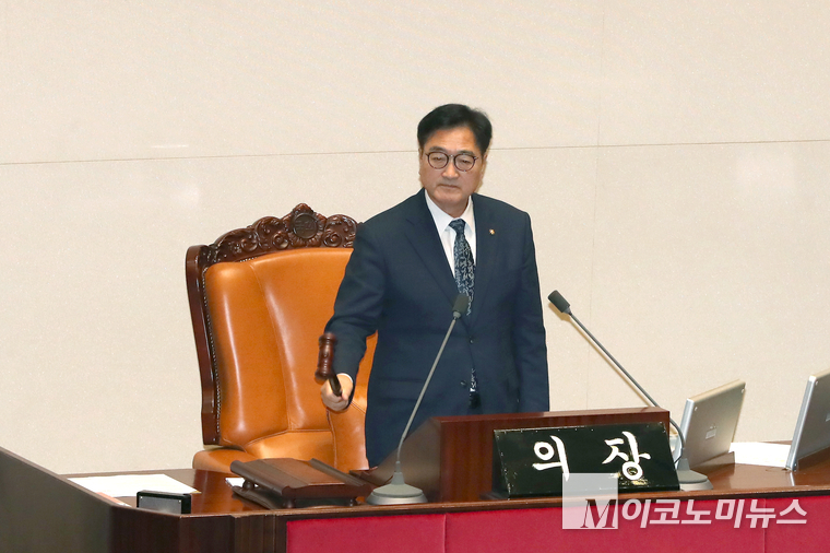 우원식 국회의장이 27일 국회 본회의에서 의사봉을 두드리고 있다. 사진=최동환 기자