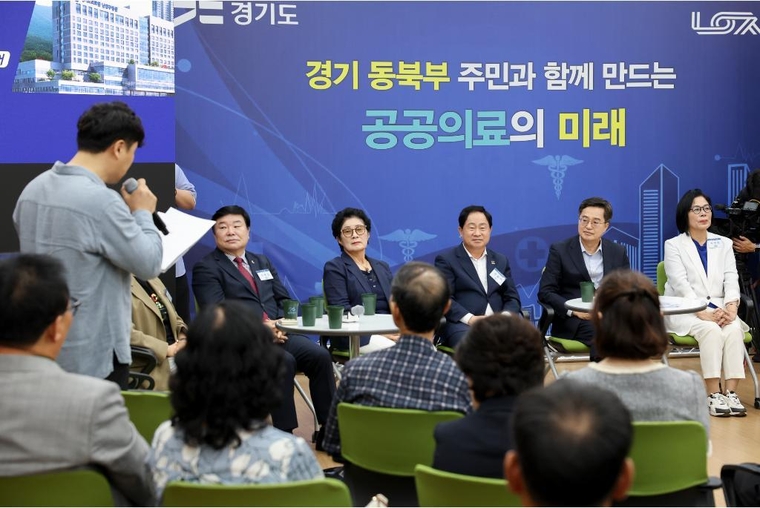27일 남양주 호평평내행정복지센터에서 열린 동북부 공공의료원 설립 현장 설명회에서 김동연 경기도지사가 주민들과 질의응답을 하고있다 <경기도 제공>
