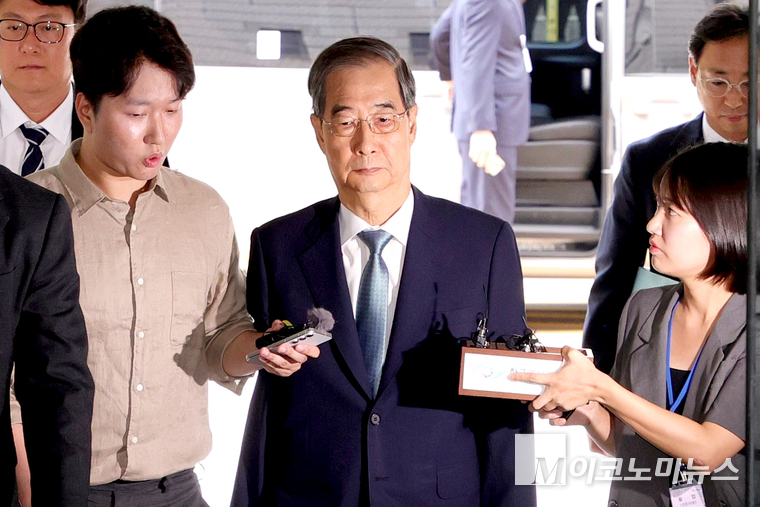 한덕수 전 국무총리가 지난 27일 오후 서울중앙지법에서 구속 전 피의자심문(구속영장실질심사)을 받기 위해 출석하고 있다. 사진=공동취재