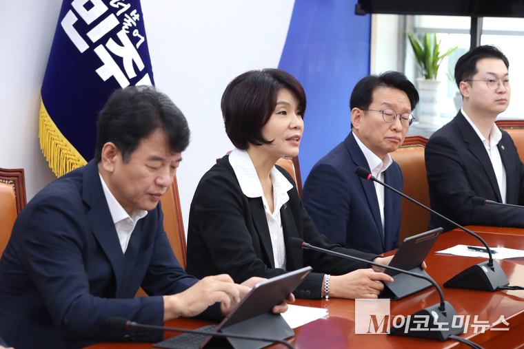 한정애 더불어민주당 정책위의장이 28일 국회 본관에서 열린 정책조정회의에서 발언하고 있다. 사진=최동환 기자