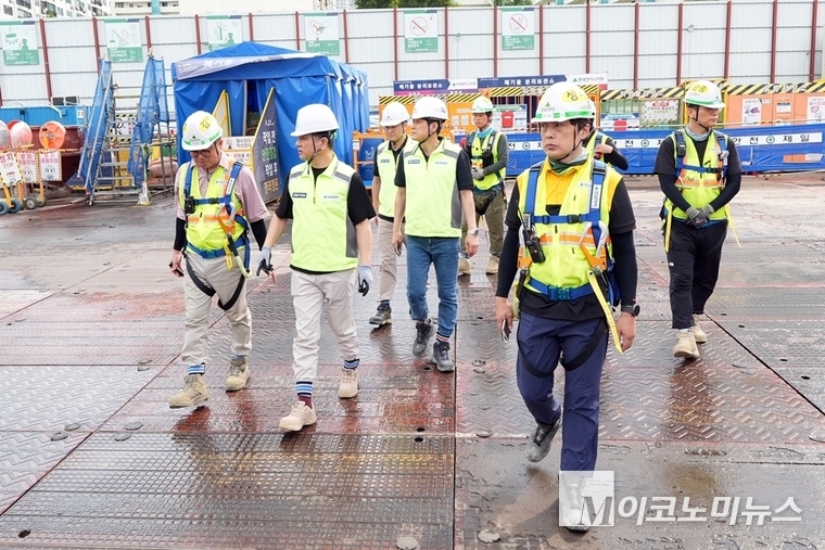 주우정(왼쪽 두 번째) 현대엔지니어링 대표가 현장 안전점검을 하고 있다. 사진=현대엔지니어링