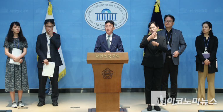 이관후 국회입법조사처장이 28일 국회 소통관에서 중대재해처벌법 입법영향분석 보고서 브리핑을 하고 있다. 사진=최동환 기자