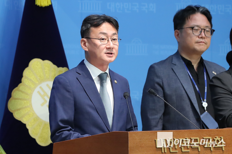 이관후 국회입법조사처장이 28일 국회 소통관에서 중대재해처벌법 입법영향분석 보고서 브리핑을 하고 있다. 사진=최동환 기자