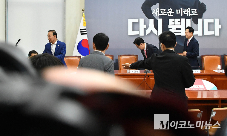 비공개로 이뤄진 회의에 장동혁 대표의 모습과 박덕흠 의원 등의 모습이 보인다. 사진=최동환 기자