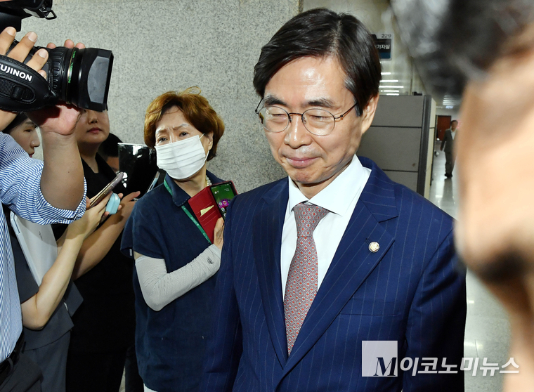 조경태 의원이 28일 국회 본관 당대표 회의실에서 열린 중진 의원 회의에 참석하고 있다. 사진=최동환 기자