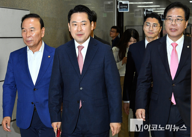 장동혁 대표와 송언석 원내대표, 박덕흠 의원(맨 왼쪽)이 28일 국회 본관 당대표 회의실에서 열린 중진 의원 회의에 참석하고 있다. 사진=최동환 기자