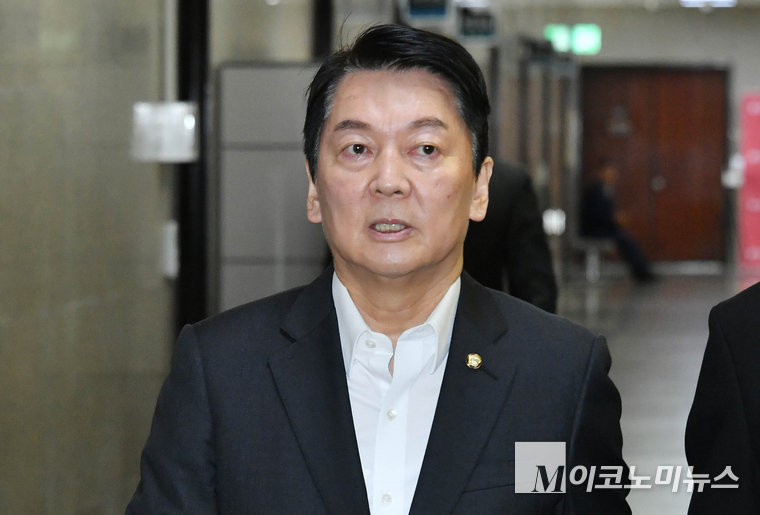안철수 의원이 28일 국회 본관 당대표 회의실에서 열린 중진 의원 회의에 참석하고 있다. 사진=최동환 기자
