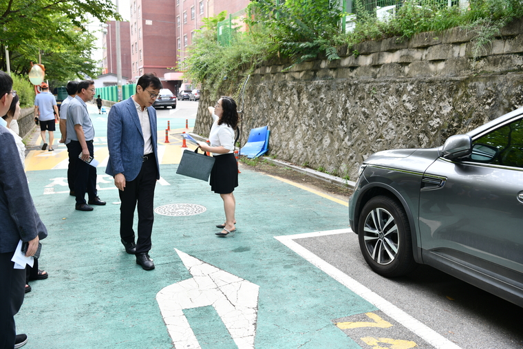 장수석 구청장이 매원중학교 후문을 돌아보고 있다 <수원시 영통구 제공>