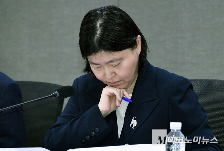 29일 검찰개혁 관련 긴급 공청회에 참석한 임은정 서울동부지방검찰청 검사장이 자료를 검토하고 있다. 사진=최동환 기자