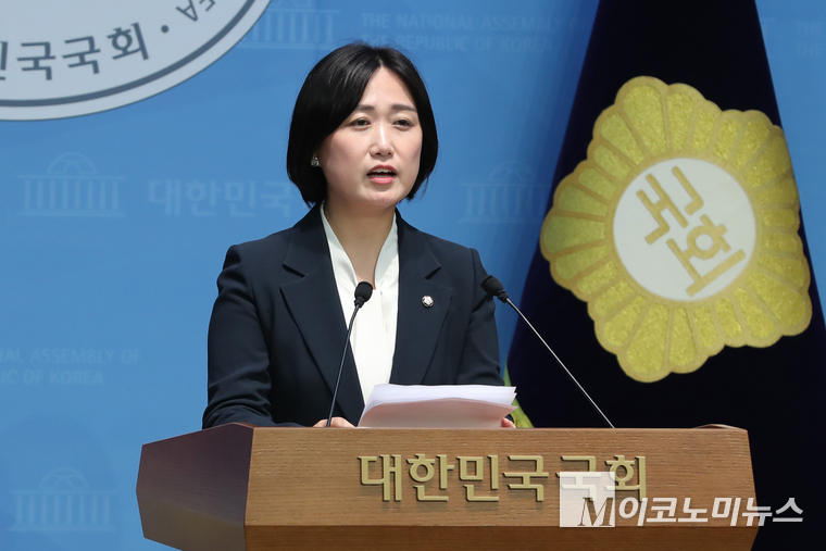 백승아 더불어민주당 원내대변인이 지난 23일 국회 소통관에서 브리핑하고 있다. 사진=최동환 기자