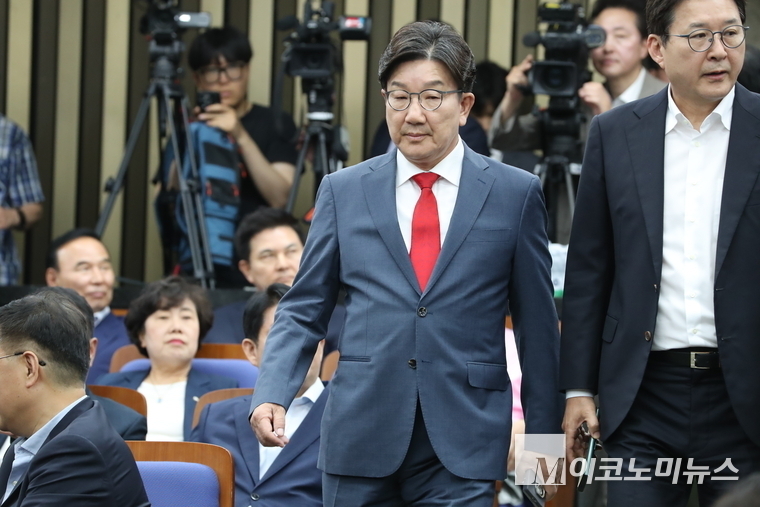 국민의힘 원내대표직 사퇴를 선언한 권성동 원내대표가 지난 6월 9일 열린 의원총회에 참석하고 있다. 사진=최동환 기자