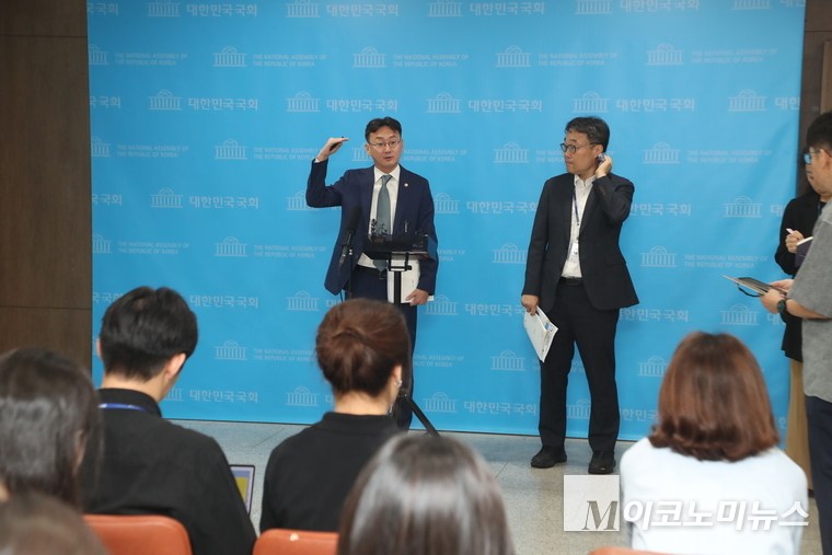 이관후 국회입법조사처장이 지난 28일 국회 브리핑 후 기자들의 질문을 받고 있다. 사진=최동환 기자