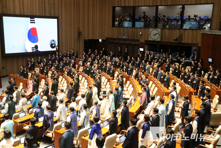 1일 제429회국회(정기회) 개회식에서 국민의힘은 더불어민주당의 입법·일당 독주에 항의하는 차원에서 상복을 입고 참석했다. 반면, 더불어민주당 의원들을 비롯한 조국혁신당·개혁신당 등 의원들은 한복 차림으로 국회 본회의장에 입장했다. 사진=최동환 기자