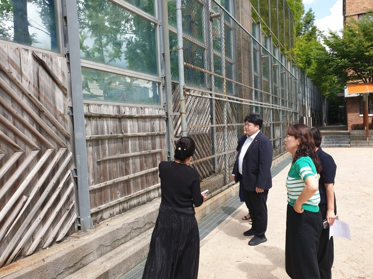 배지환 의원이 학교현장을 살펴 보고 있다 <배지환 의원 제공>