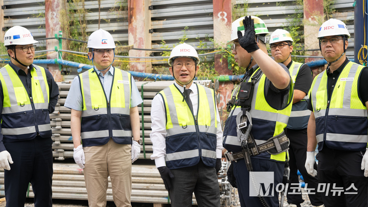 정경구(왼쪽 세 번째) HDC현대산업개발 대표와 김동현(왼쪽 두 번째) 노동조합 사무국장이 이문 아이파크 자이 현장을 방문해 안전 점검을 하고 있다. 사진=HDC현대산업개발