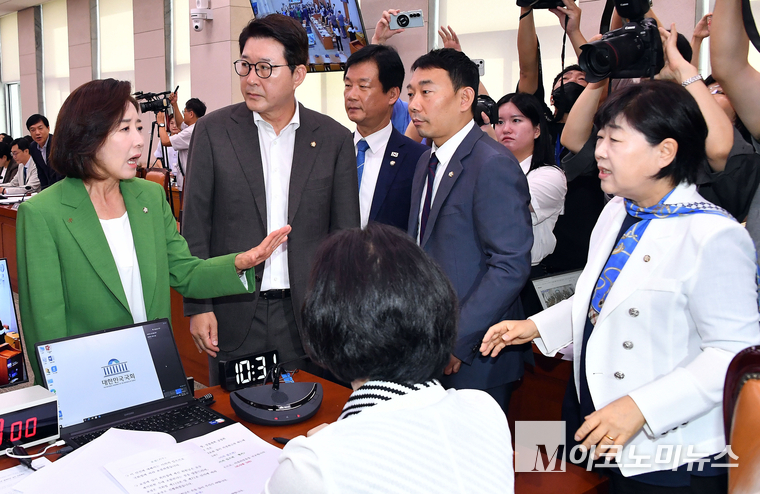 2일 열린 국회 법제사법위원회에서 나경원 국민의힘 의원이 간사 선임을 두고 추미애 위원장에게 항의하자 여야 의원이 위원장 자리에 몰려들었다. 사진=최동환 기자