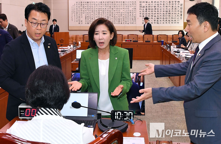 나경원 국민의힘 의원이 2일 국회에서 열린 법사위 전체회의에서 추미애 위원장에게 간사 선임과 관련해 항의하고 있다. 사진=최동환 기자