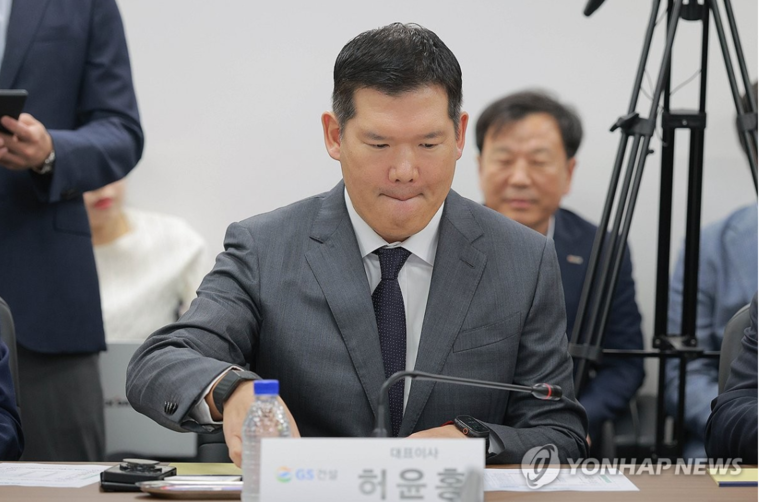 허윤홍 GS건설 대표이사가 지난 8월 14일 서울 중구 직업능력심사평가원에서 열린 중대재해 근절을 위한 건설사 간담회 참석해 자리에 앉아 있다.. 사진=연합뉴스