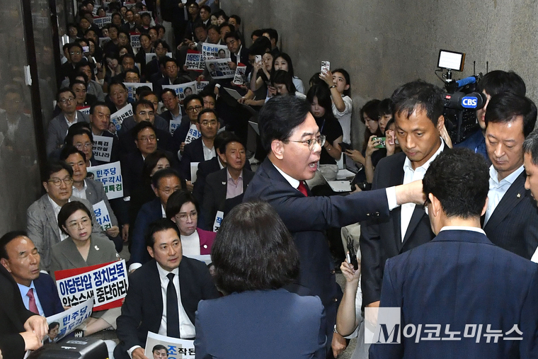 국민의힘이 지난 3일 조은석 특검팀과 국회 본관 국민의힘 원내대표실 앞에서 대치하고 있다. 사진=최동환 기자