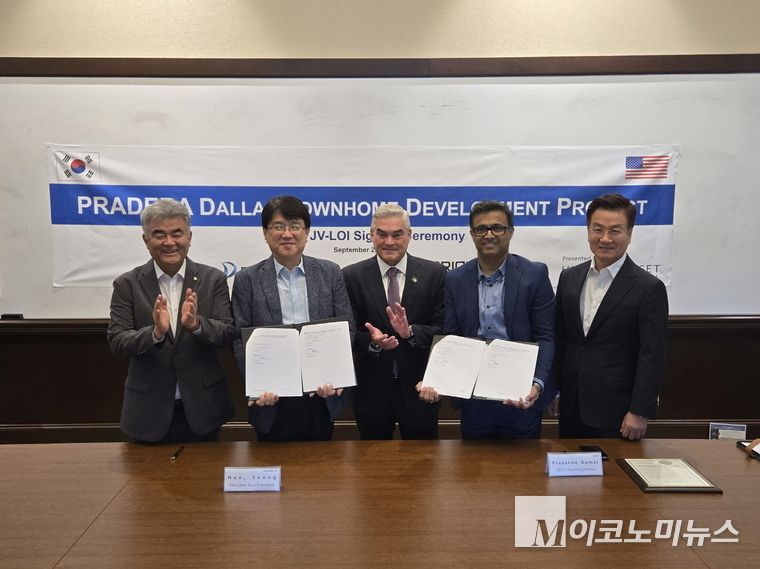 정원주(맨 왼쪽) 대우건설 회장이 텍사스주 Prosper 시청에서 Orion RE Capital과 Prosper 개발사업 협력 MOU를 체결하고 관계자들과 함께 기념촬영을 하고 있다.. 사진=대우건설