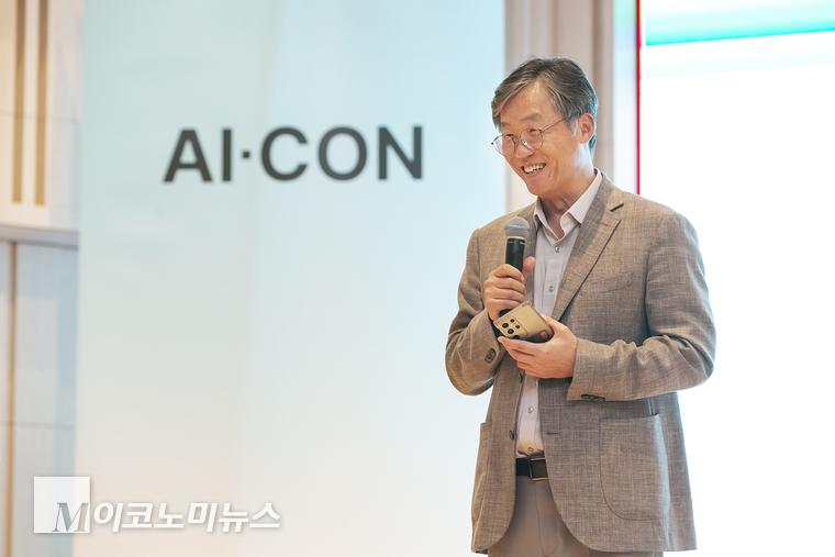 케이뱅크 최우형 은행장이 4일 케이뱅크 본사에서 열린 ‘AI CON’에서 환영사를 하고 있다. 사진=케이뱅크