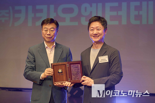조한규 카카오엔터테인먼트 대외협력실장과 신상진 성남시장(우부터)이 기념촬영하고 있다. 사진=카카오엔터테인먼트