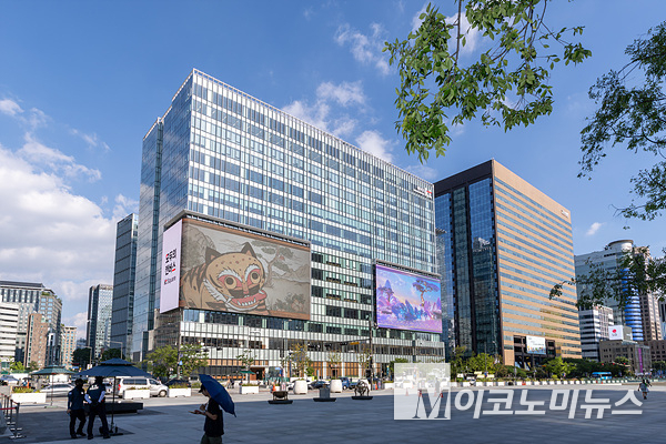 5일 저녁 KT 광화문빌딩 웨스트 사옥의 초대형 미디어월 KT 스퀘어 점등 행사가 개최된다. 사진=KT