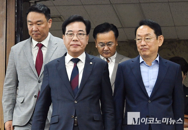 국민의힘 원내지도부가 5일 원내대책회의에 참석하고 있다. (왼쪽부터 정희용 사무총장·송언석 원내대표·유상범 원내수석부대표·김도읍 정책위의장) 사진=최동환 기자