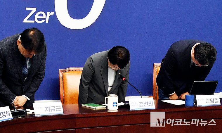 김선민 조국혁신당 대표 권한대행(가운데)와 황현선 사무총장(오른쪽) 등 지도부가 지난 5일 국회 본관에서 현안 관련 기자간담회를 열고 고개를 숙였다. 사진=최동환 기자