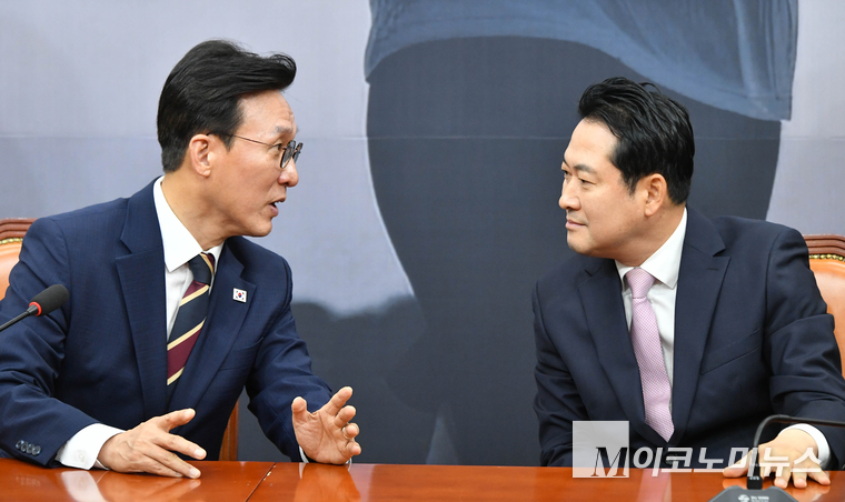 김민석 총리(왼쪽)와 장동혁 국힘 당대표가 이야기르 나누고 있다. 사진=최동환 기자