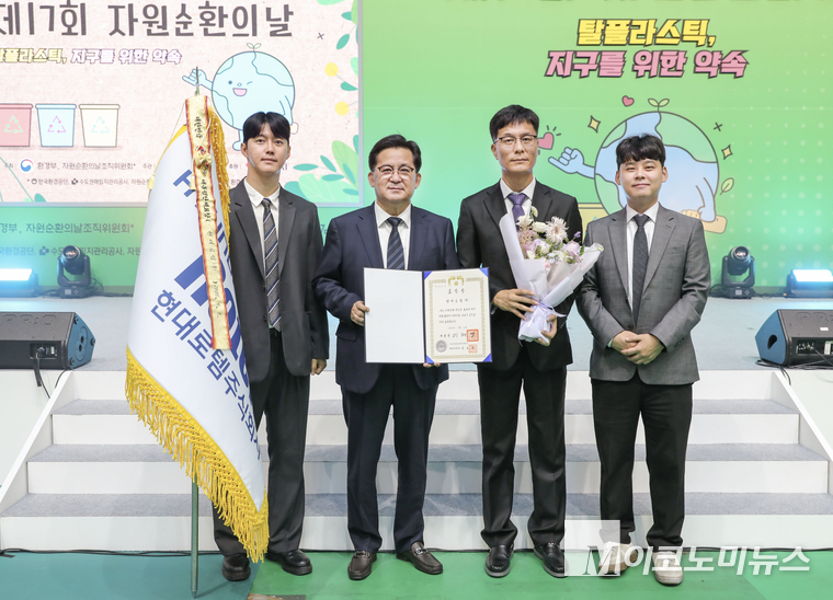 지난 5일 전북 김제시 김제실내체육관에서 열린 시상식에서 정보근 현대로템 생산본부장(전무, 왼쪽 두 번째)이 임직원들과 대통령 표창 수상 기념촬영을 하고 있다. 사진=LIG넥스원 
