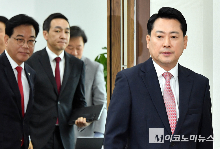 장동혁 국민의힘 대표가 8일 국회 본관에서 열린 최고위원회의에 참석하고 있다. 사진=최동환 기자