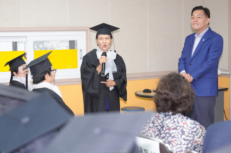 수원제일평생학교 졸업식에서 한 졸업생이 소감을 발표하고 있다 <수원시 제공>