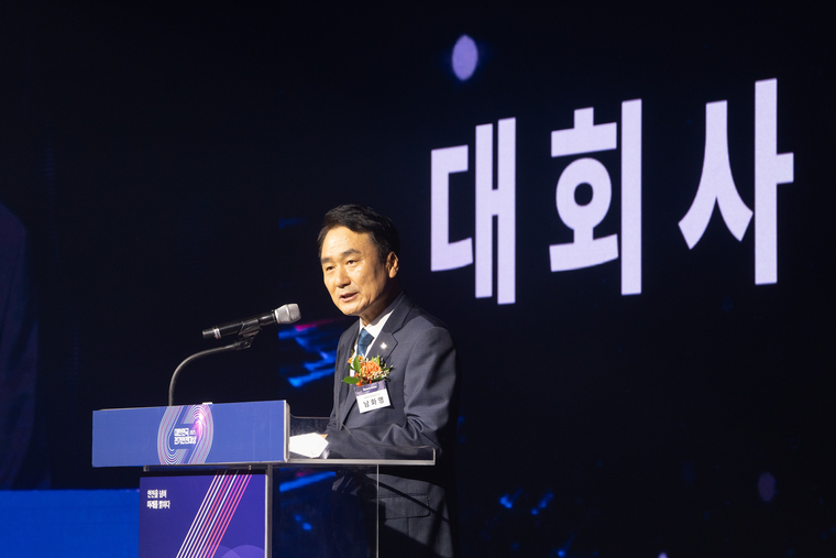 8일 오전 세종대 컨벤션센터에서 열린 2025 전기안전대상에서 한국전기안전공사 남화영 사장이 대회사를 하고 있다. 서잔=전기안전공사