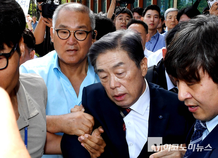 김형석 독립기념관장이 8일 국회 소통관에서 기자회견을 마치고 인파를 뚫고 차량으로 이동하고 있다. 사진=최동환 기자