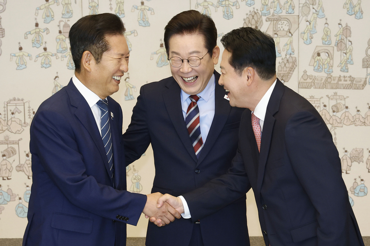 ㅏ이재명 대통령이 8일 용산 대통령실에서 여야 지도부 오찬 회동에 참석한 더불어민주당 정청래 대표와 국민의힘 장동혁 대표가 악수하는 모습을 보고 있다. 사진=연합뉴스/대통령실통신사진기자단
