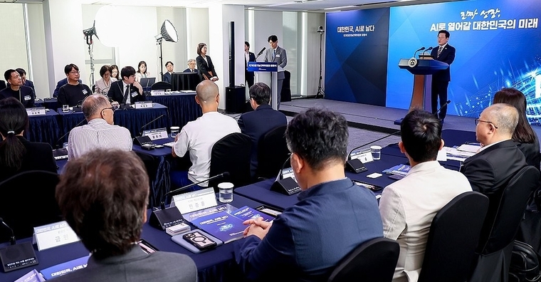 이재명 대통령이 8일 서울 중구 서울스퀘어에서 열린 국가인공지능(AI) 전략위원회 출범식에서 발언하고 있다. 사진=연합뉴스 