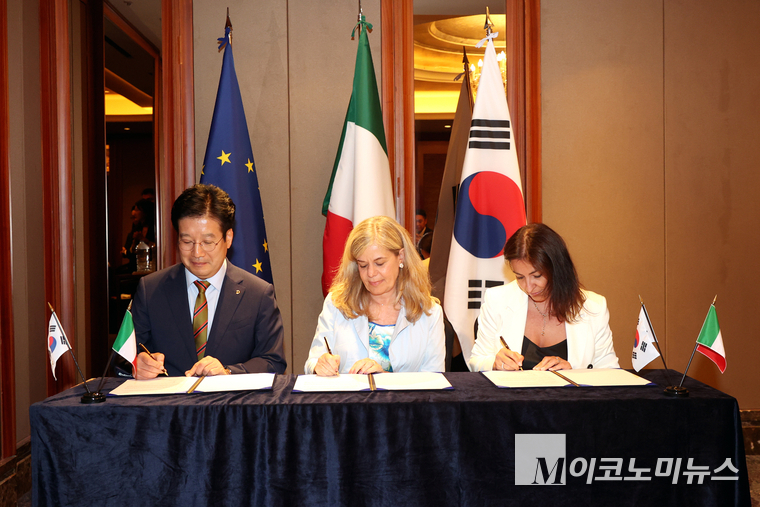 황원상 (왼쪽 첫 번째) 대우건설 황원상 재무관리실장이 지난 5일 서울 명동 롯데호텔 제이드룸에서 2억 유로 규모의 외화차입금을 조달하는 금융 약정에 서명하고 있다.. 사진=대우건설
