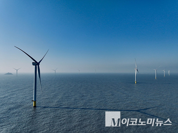 SK이노베이션 E&S이 전남해상풍력 1단지에 10MW급 풍력발전기 10기를 설치, 가동하고 있다. 사진=SK이노베이션 E&S