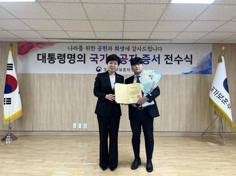 최정헌 의원(사진 우)과 이향숙 지청장이 함께 하고 있다 <최정헌 의원 제공>