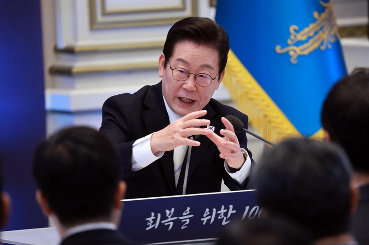 이재명 대통령이 11일 청와대 영빈관에서 열린 취임 100일 기자회견 '회복을 위한 100일, 미래를 위한 성장'에서 발언하고 있다. 사진=연합뉴스/대통령실통신사진기자단