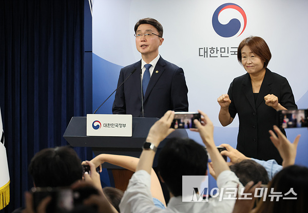 류제명 과기정통부 제2차관이 10일 정부서울청사에서 KT 소액결제 침해사고를 브리핑하고 있다. 사진=연합뉴스