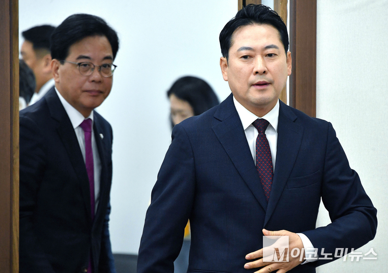 장동혁 국민의힘 대표(오른쪽)와 송언석 원내대표가 11일 오전에 열린 최고위원회의에 참석하고 있다. 사진=최동환 기자