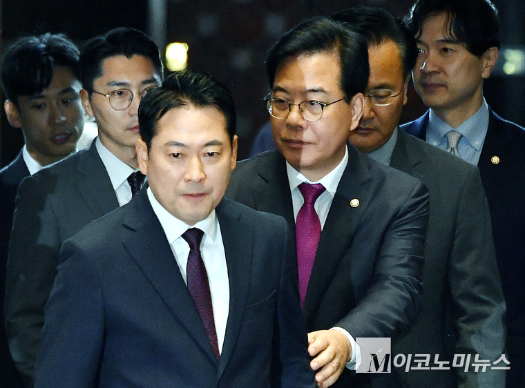 장동혁 국민의힘 대표(왼쪽)와 송언석 원내대표가 11일 국회 본관에서 열린 의원총회에 참석하고 있다. 사진=최동환 기자