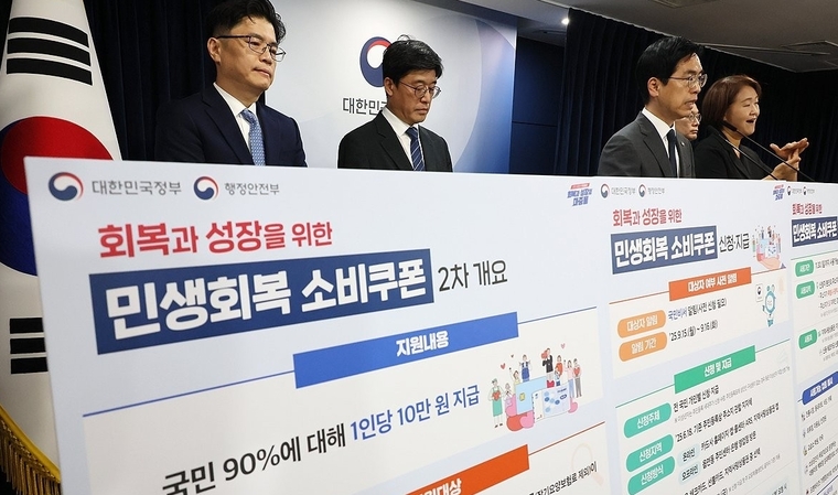 김민재 행정안전부 차관이 12일 서울 종로구 정부서울청사에서 민생회복 소비쿠폰 2차 지급 관련 브리핑을 하고 있다. 사진=연합뉴스 