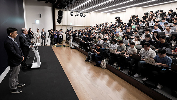 김영섭 KT 사장이 11일 KT 광화문빌딩에서 열린 소액결제 피해 브리핑에서 사과문을 발표하고 있다. 사진=연합뉴스