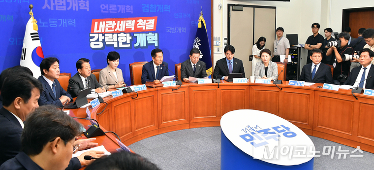 더불어민주당이 지난 10일 국회 본관에서 최고위원회의를 열고 잇다. 사진=최동환 기자