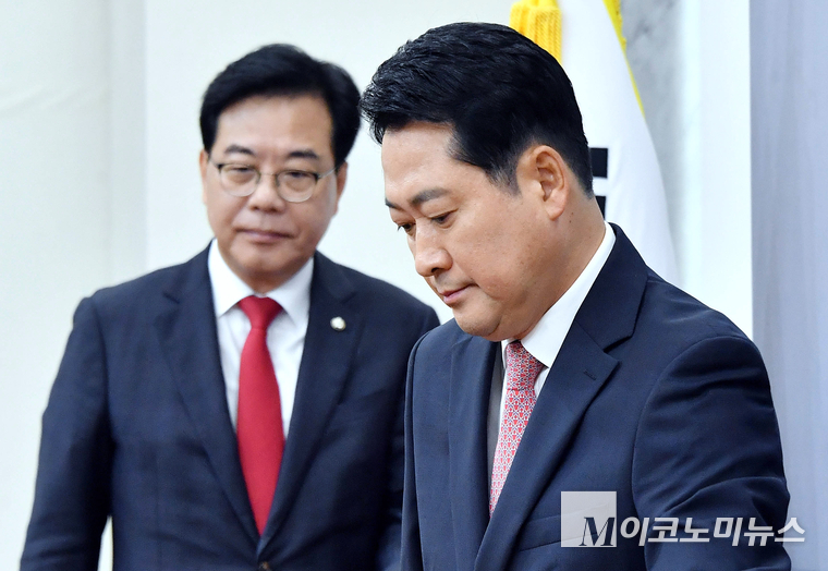 장동혁 국민의힘 대표(오른쪽)와 송언석 원내대표. 사진=M이코노미뉴스 DB